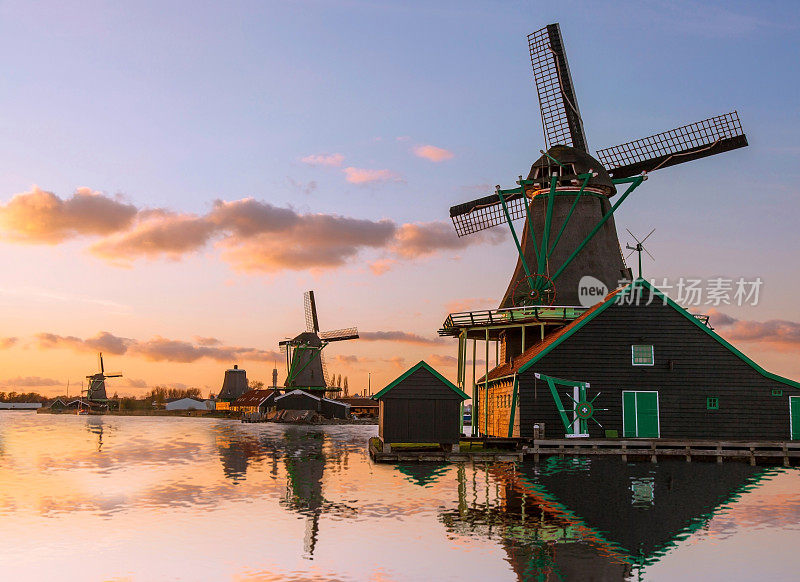 荷兰阿姆斯特丹地区Zaanse Schans的传统荷兰风车